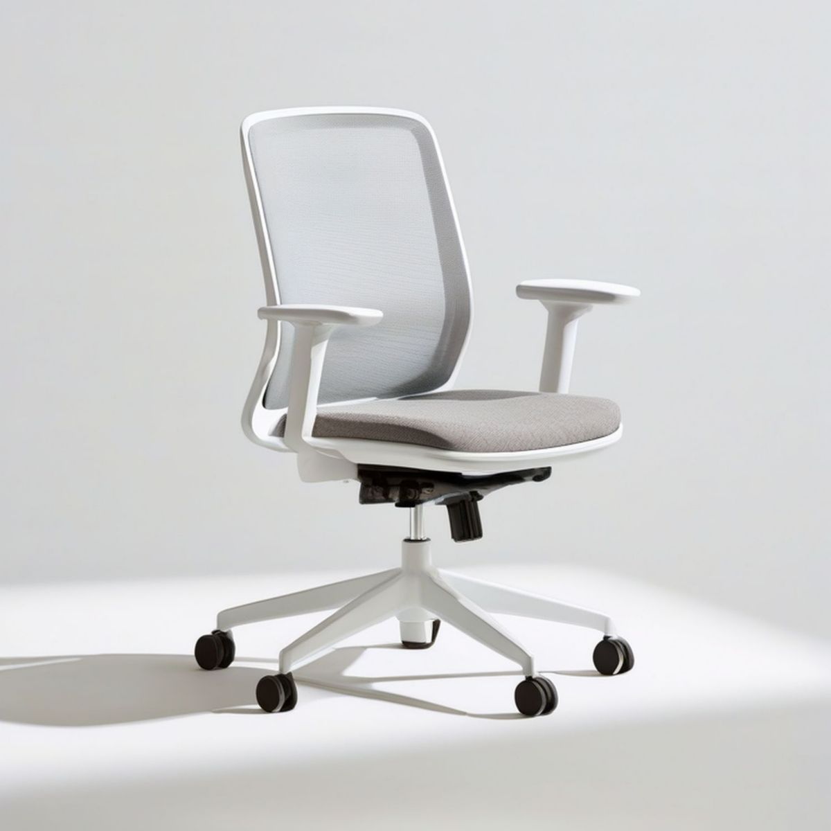 Ergonomiczne krzesło obrotowe biało-szare z siatkowym oparciem, 63 x 63 x 96–106 cm